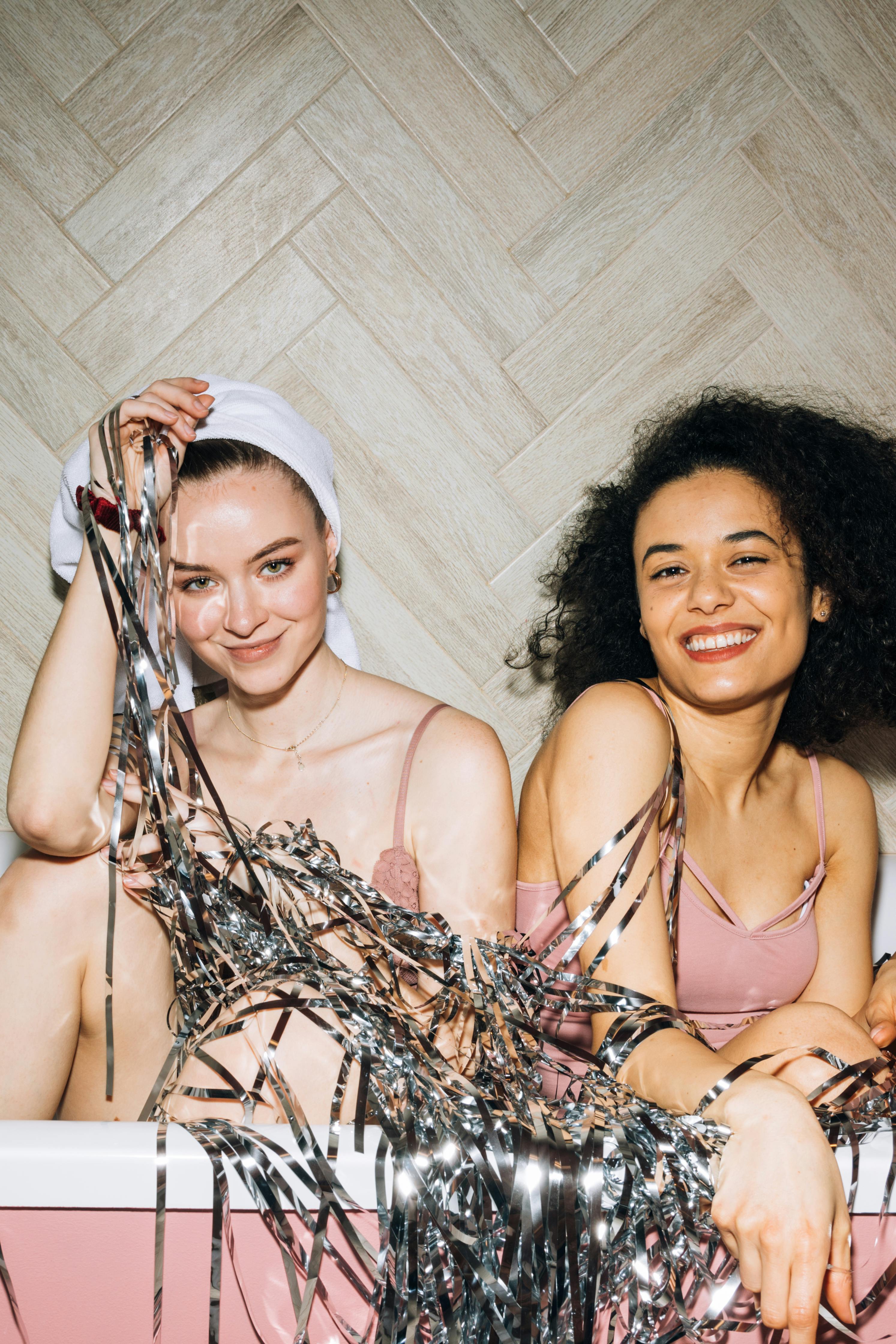 雨伞下的城市字迹海报